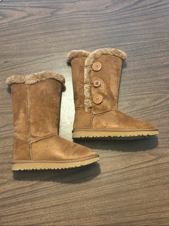 UGG Size 7 Australia Bailey Button Triplet Boots Chestnut Suede Sheepskin - Picture 4 of 7